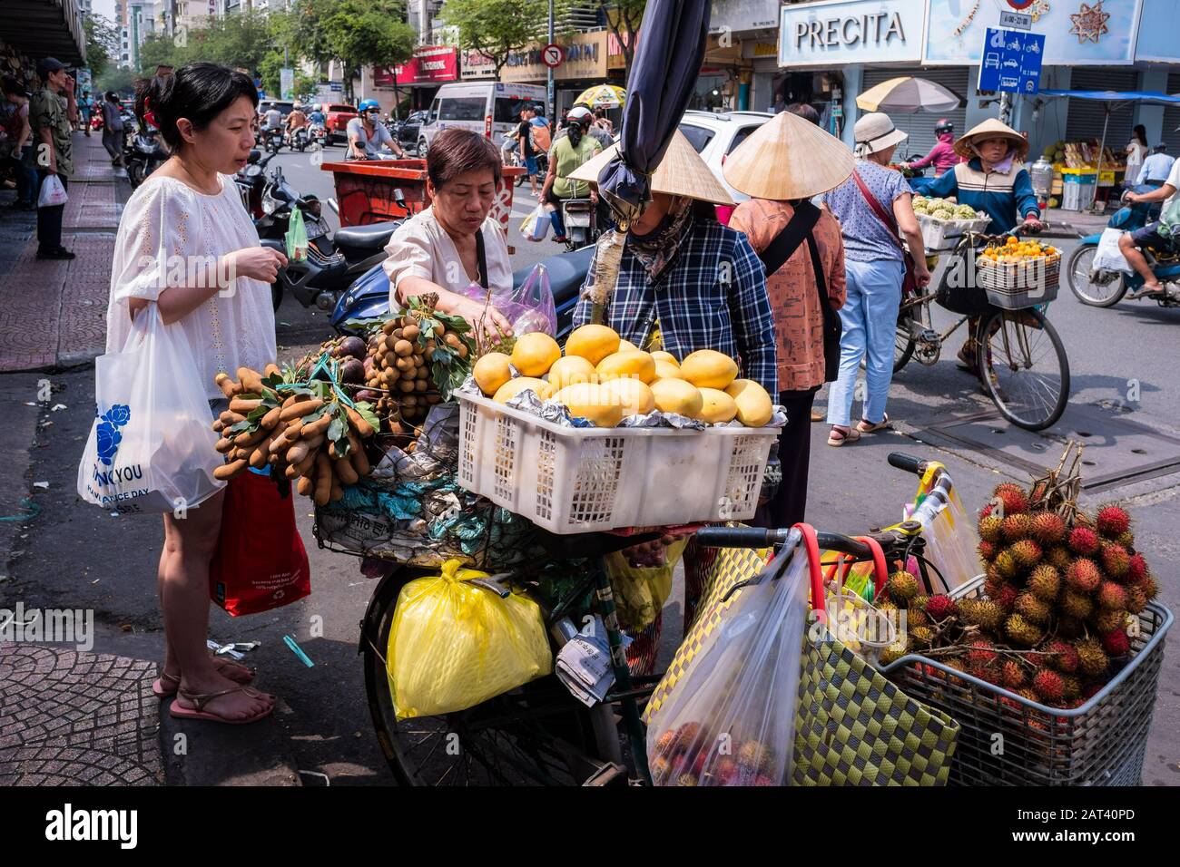 Damen Street Vendors außerhalb des Ben Thanh Market, Ho-Chi-Minh-Stadt, Vietnam Stockfoto