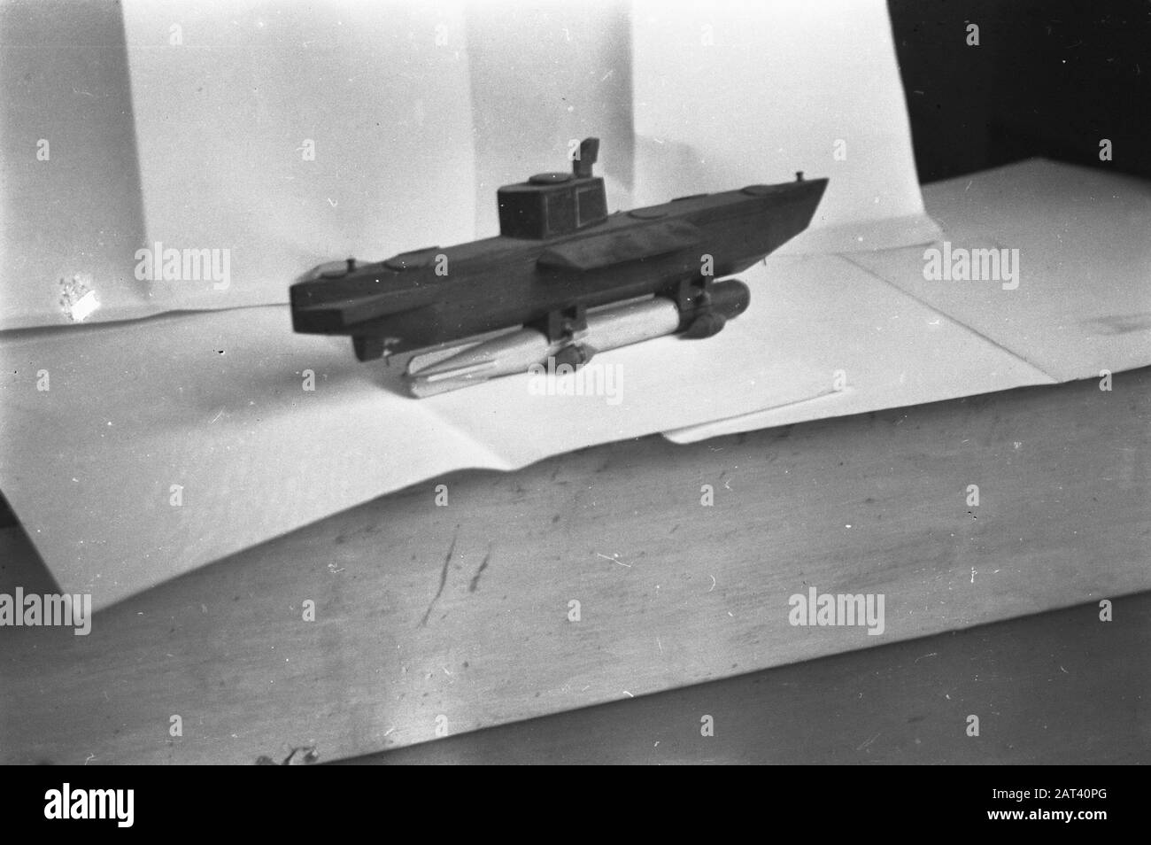 Japanisches U-Boot (Maßstabsmodell) In einer Waffenfabrik in Djocja wurde ein Modell eines Einmannstorpedo gefunden. Anmerkung: Während des Krieges wurden in Indonesien einige deutsche U-Boote mit Besatzung gefunden. Nach der japanischen Kapitulation bewachen diese Deutschen schon eine Weile Internierungslager! Einige von ihnen kämpften mit den indonesischen Republikanern [siehe Fotoserie von 3 des gebauten U-Bootes] Datum: Januar 1949 Ort: Indonesien, Niederländische Ostindien Stockfoto