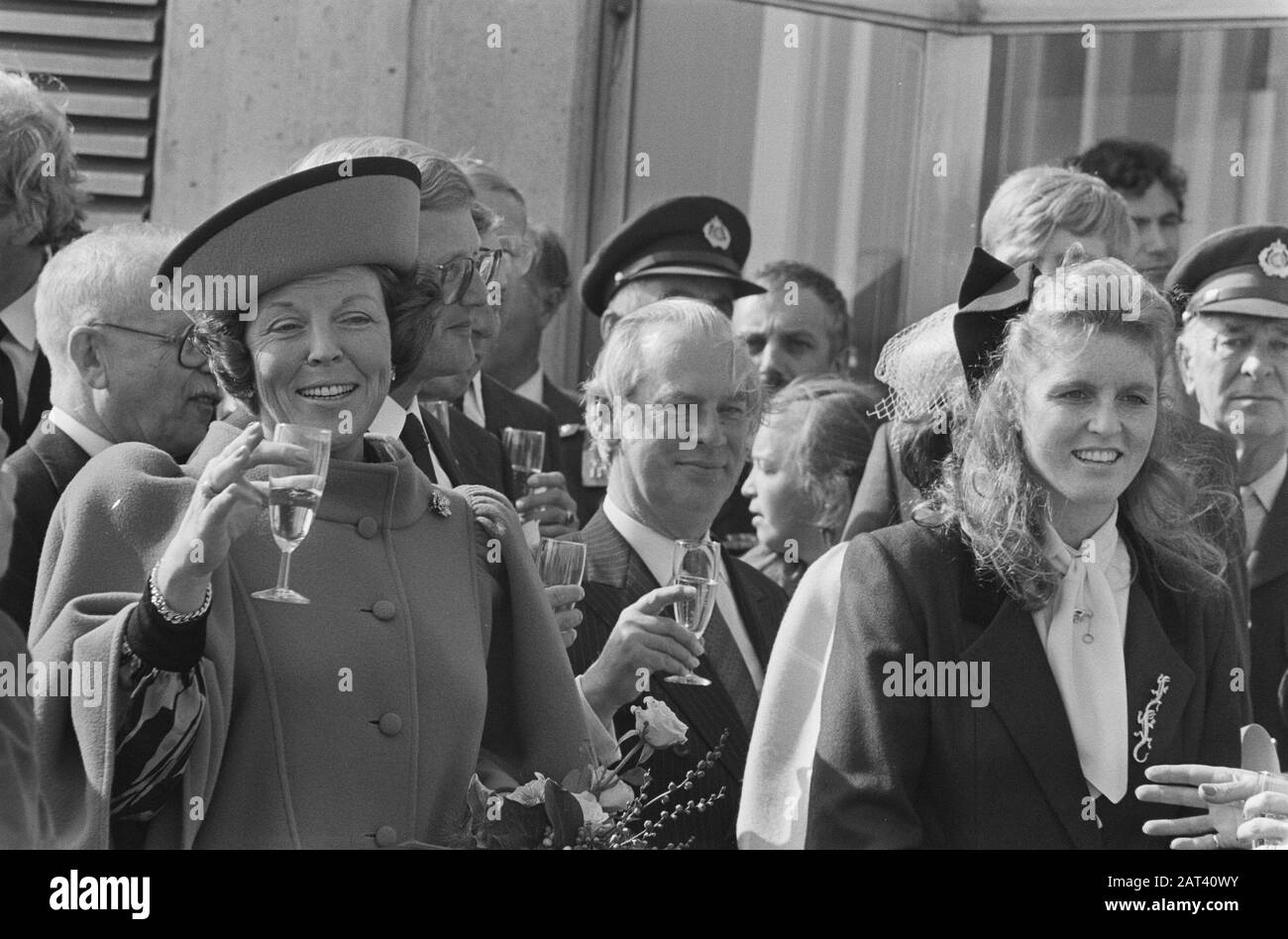 Im Einsatz Oosterscheldedam in Anwesenheit vieler Gäste, mit denen Delta-Arbeiten abgeschlossen sind; Beatrix bringt Eröffnungs-Toast, r: Sarah Ferguson, Ehefrau des englischen Prinzen Andrew Datate: 4. Oktober 1986 Schlüsselwörter: Delta Works persönlicher Name: Beatrix (Königin Niederlande), Ferguson, Sarah Institutionenname: Oosterscheldedam Stockfoto