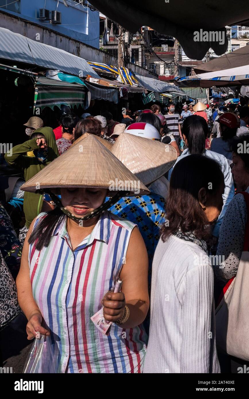 Frauen, die auf dem Straßenmarkt in Ho-Chi-Minh-Stadt in Vietnam einkaufen Stockfoto