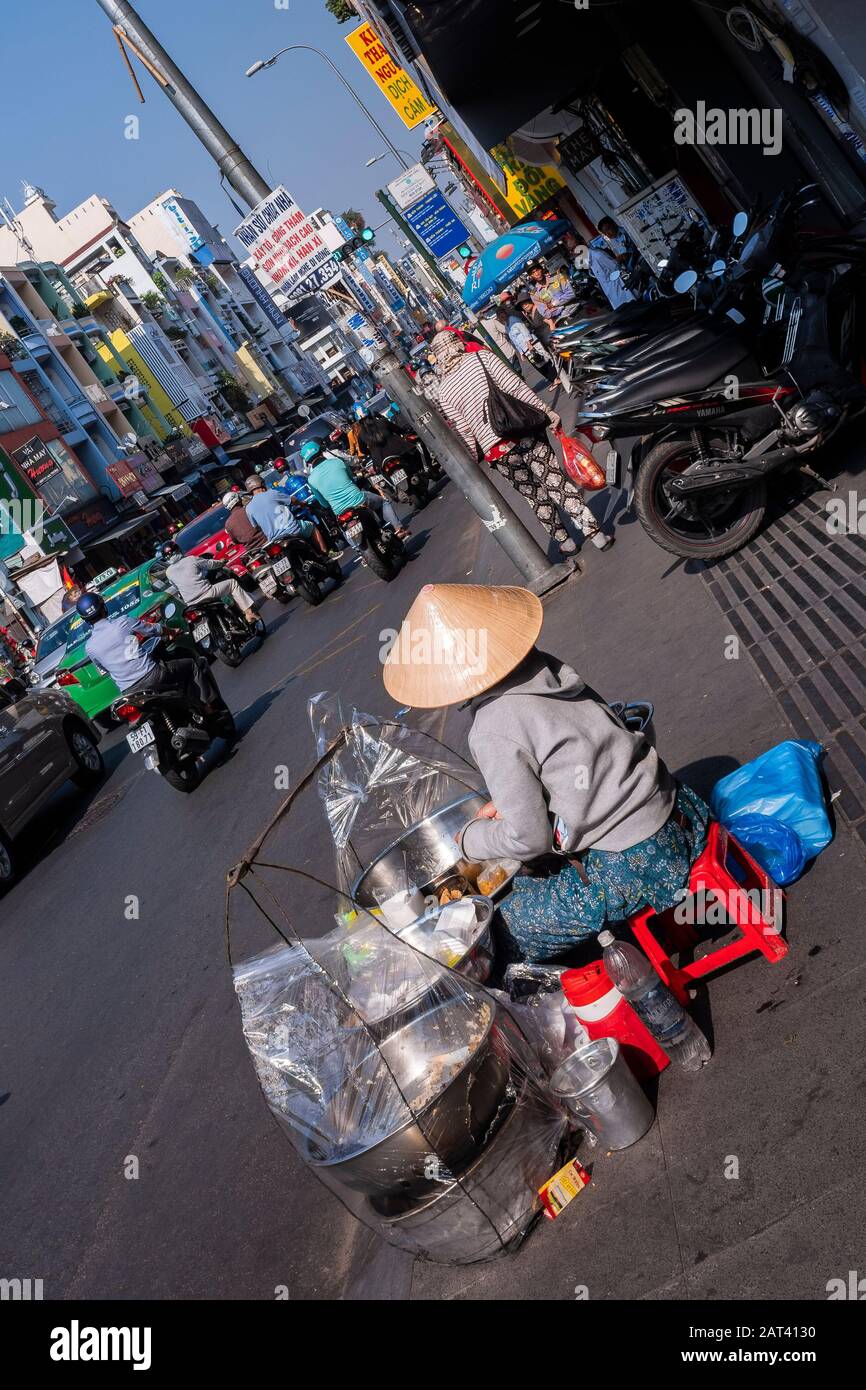 Lebensmittelverkäufer an der Seite der Straße, Ho-Chi-Minh-Stadt, Vietnam Stockfoto