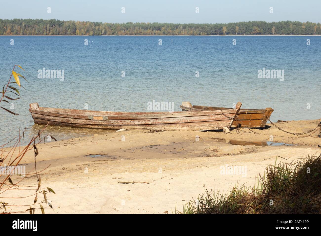 Alte Holzboote moorierten am Seeufer. Stockfoto