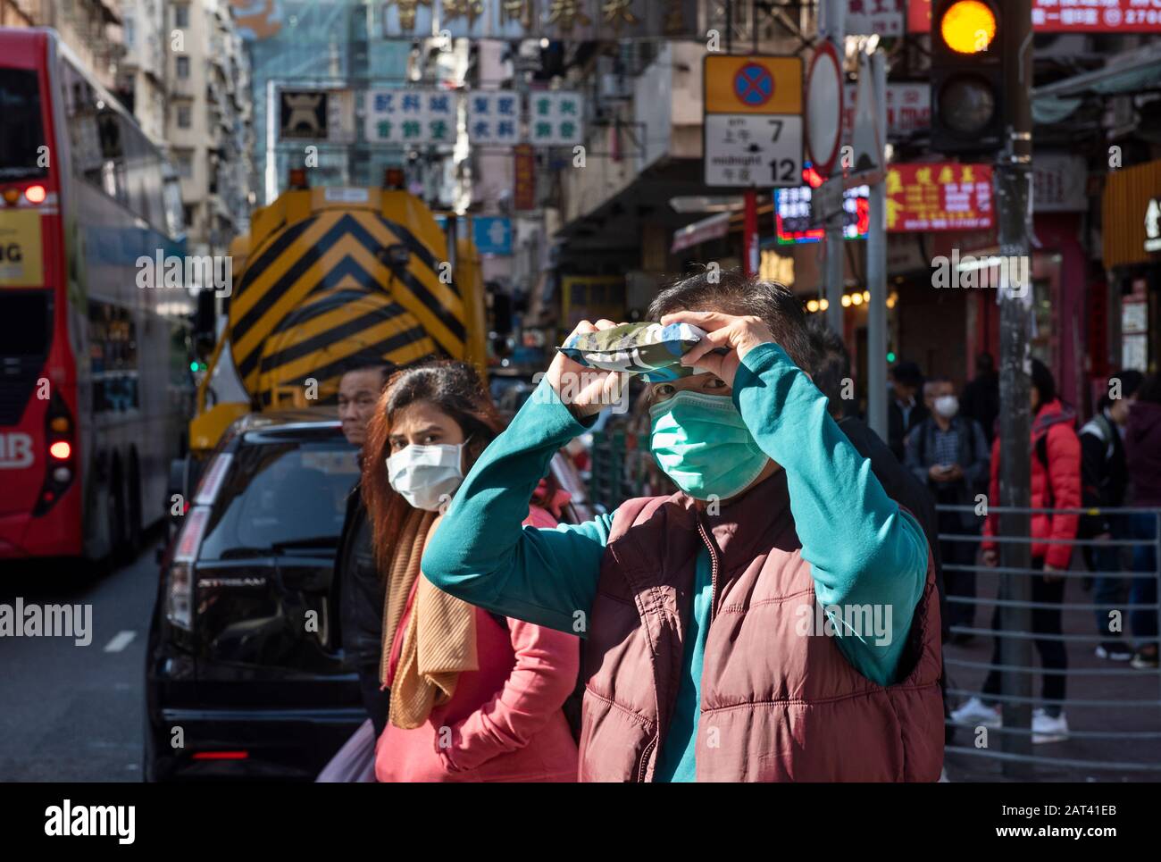 Fußgänger, die Gesichtsmasken in Hongkong benutzen.Seit der Ausbreitung des Coronavirus liegt der Tod bei 170, infizierten Menschen mehr als 7.700 und 12.000 mehr unter Beobachtung. Stockfoto