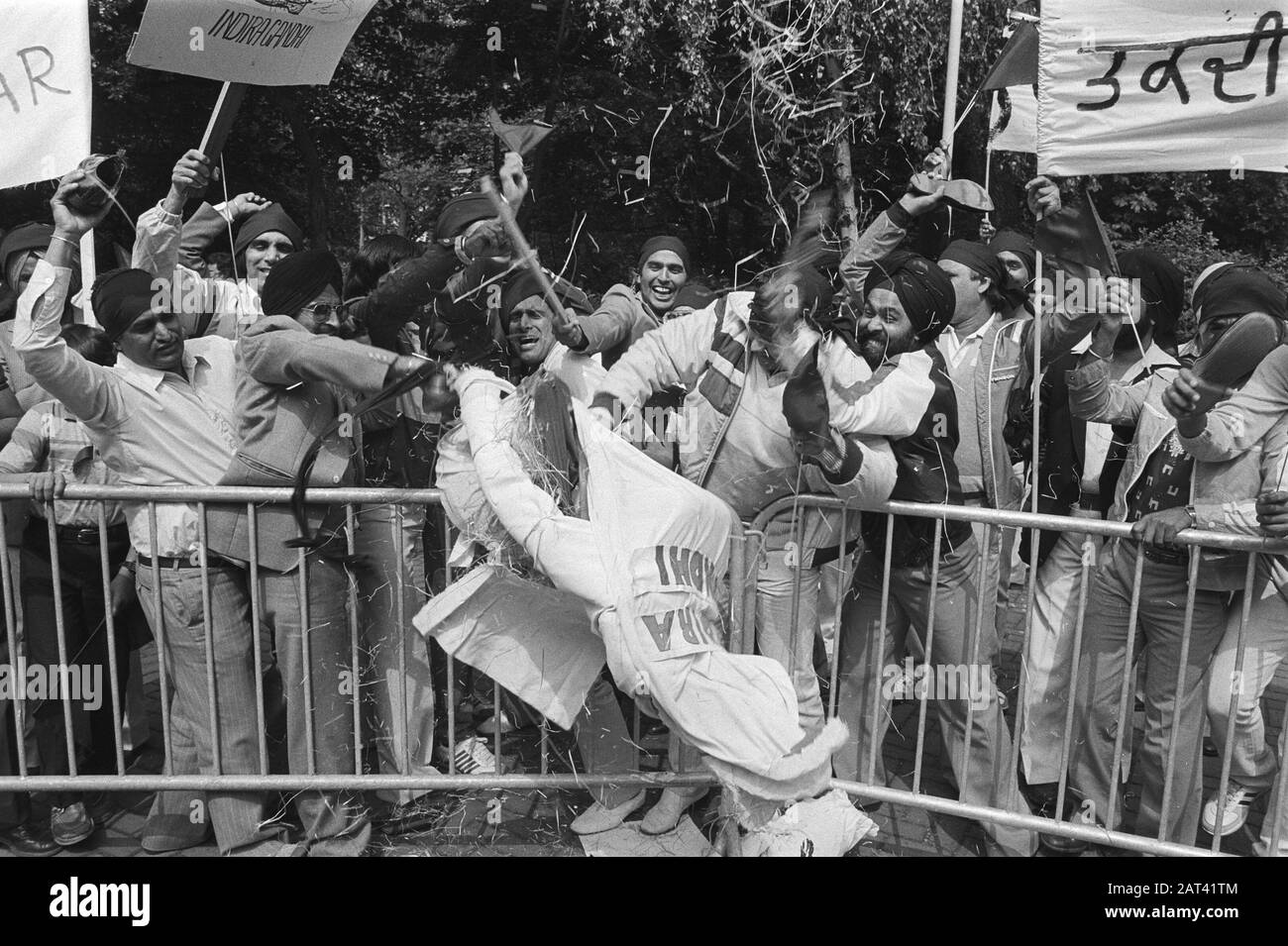 Sikhs mit Wohnsitz in unserem Land protestieren in den Haag; Pop Indira Gandhi ist verbrannt Datum: 12. Juni 1984 Ort: Den Haag, Zuid-Holland Schlüsselwörter: Proteste persönlicher Name: Indira Gandhi Stockfoto