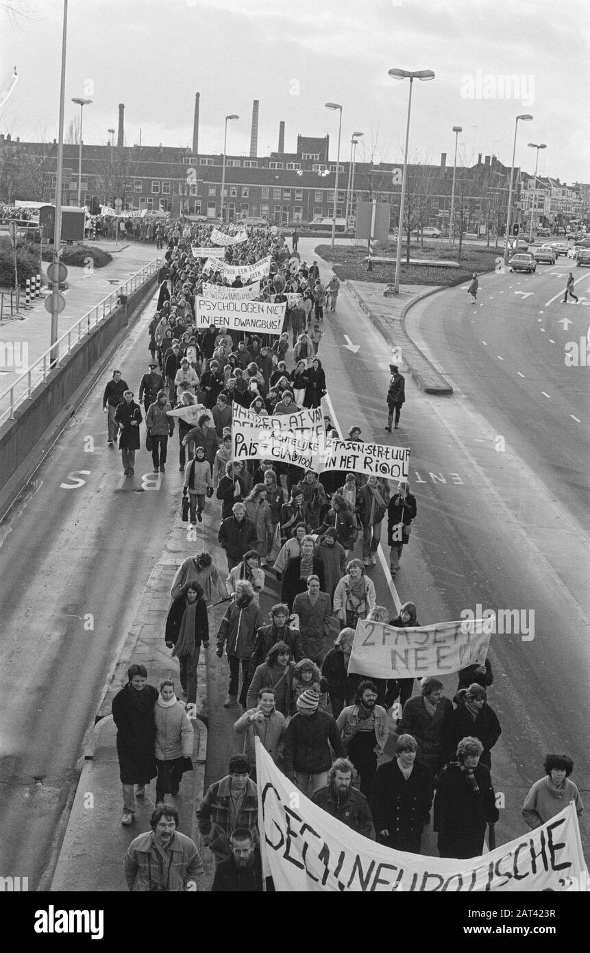 In Utrechter haben Studenten am Samstag gegen das Gesetz demonstriert, die zweiphasige Struktur von Minister Pais Datum: 29. November 1980 Ort: Utrechter Schlüsselwörter: Studenten, Demonstrationen persönlicher Name: Pais, Arie Stockfoto