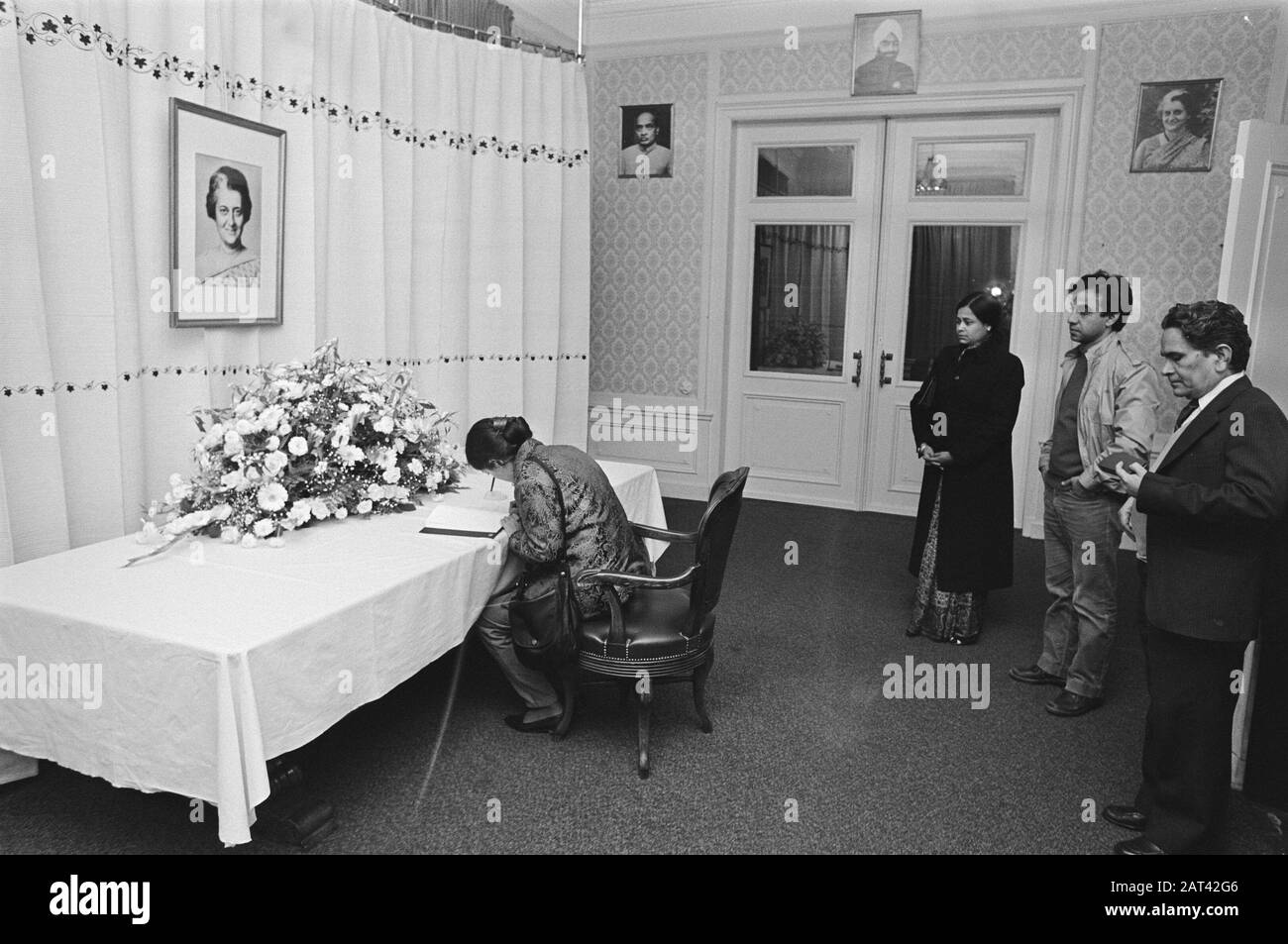 Indira Gandhi verstorben, Gelegenheit, Kondoleanceregister in der indischen Botschaft zu zeichnen Datum: 1. November 1984 Schlüsselwörter: Botschaften, Kondolente Register persönlicher Name: Indira Gandhi Stockfoto