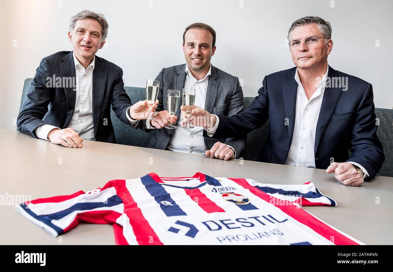 Tilburg - 30-01-2020, Koning Willem II Stadion. Niederländischer Fußball, erodivisie, Saison 2019-2020. Joris Mathijsen erweitert den Vertrag bei Willem II bis 2024. (Links-rechts) Jan van de Laak, Willem II technischer Leiter Joris Mathijsen, Willem II Generaldirektor Martin van Geel Credit: Pro Shots/Alamy Live News Stockfoto