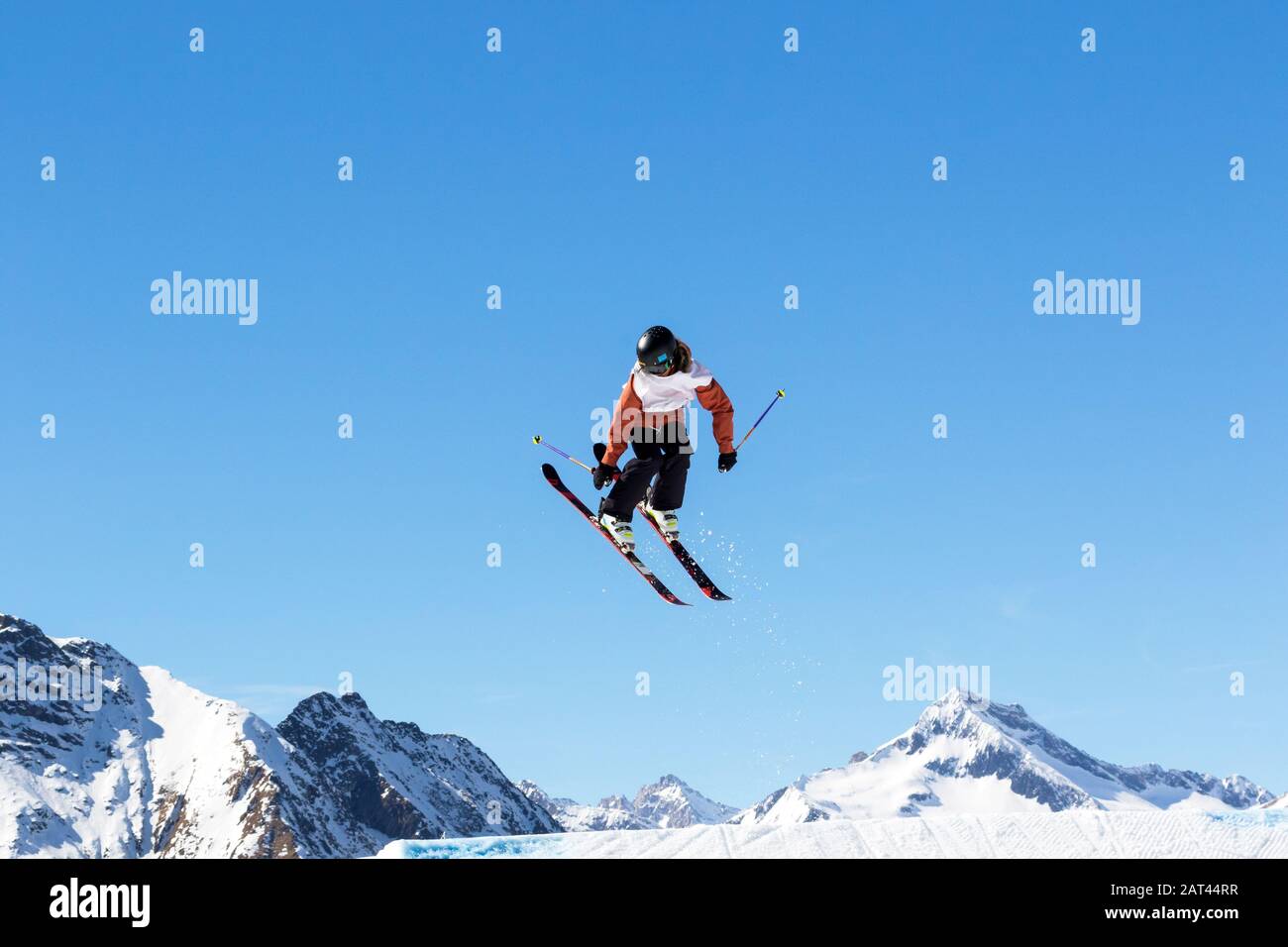 Akrobatischer Sprung auf die Skier in der Winterlandschaft Stockfoto