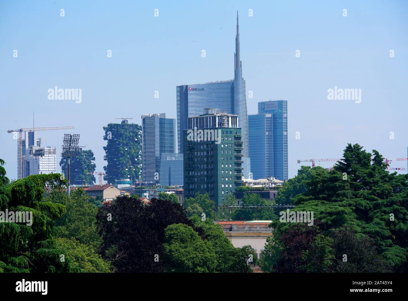 Skyline von Mailand von Restaurant Terrazza della Triennale Terrasse, Palazzo della Triennale, Design- und Architekturmuseum, Parco Sempione Park, M Stockfoto