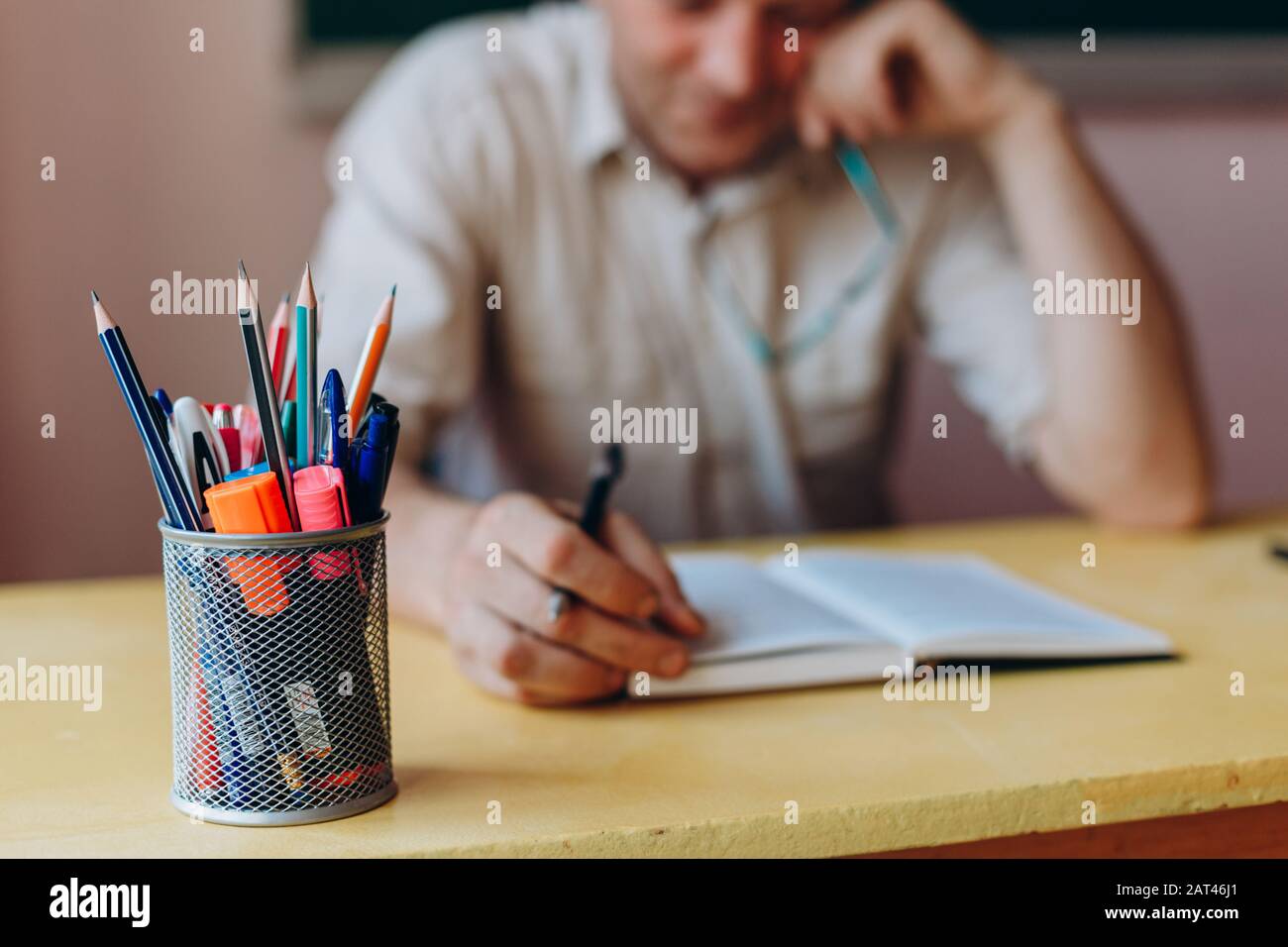 Schließen Sie ein Schreibpapier auf dem Tisch ab. Unscharfer Hintergrund. Zurück zur Schule Stockfoto