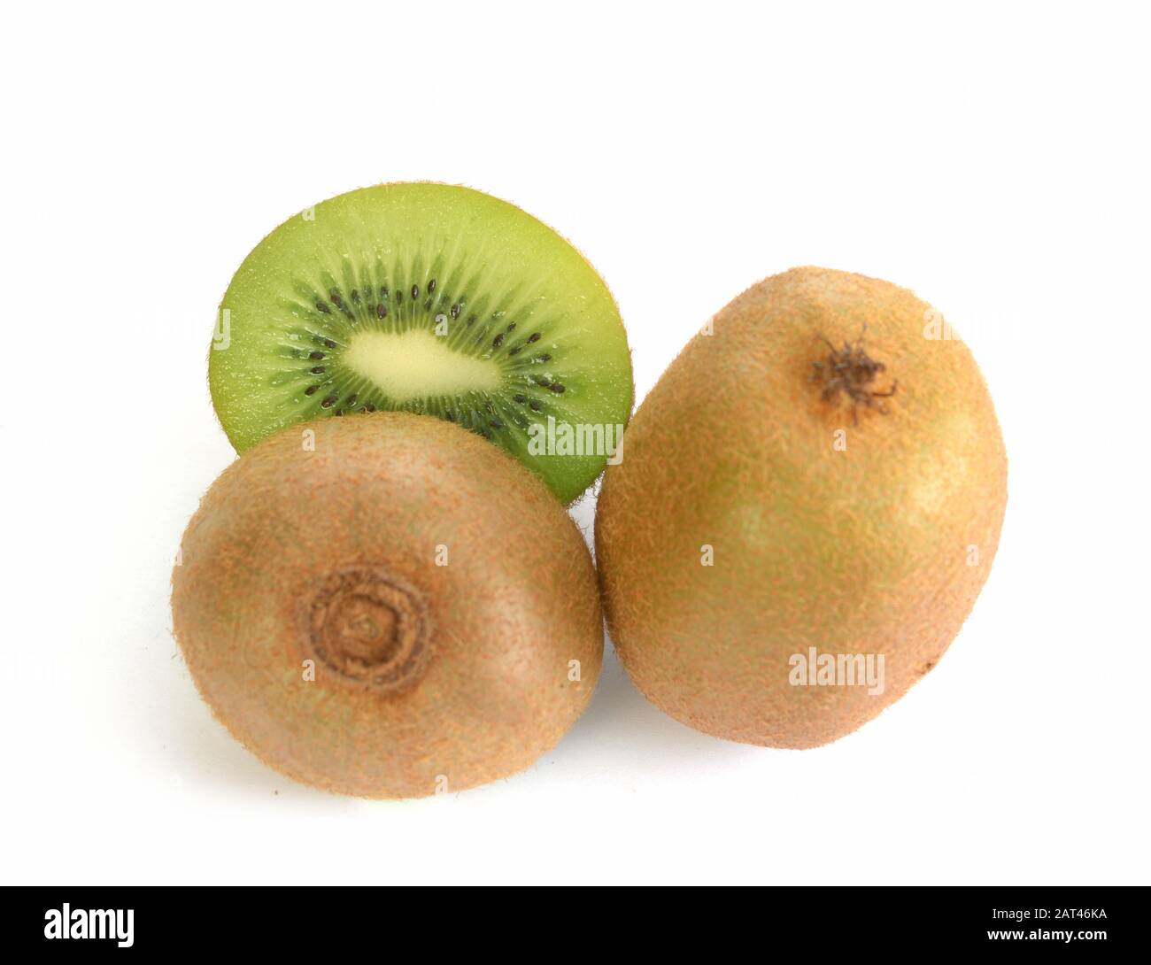 Ganze und hafe Kiwi-Früchte auf Weiß Stockfoto