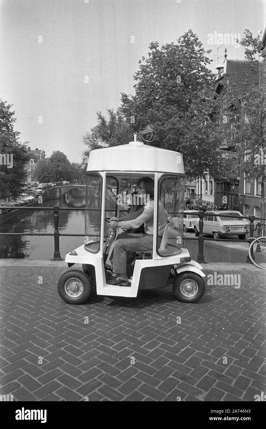 Der erste Witkar (elektrisch angetriebenes Dreirad, für Abonnenten erhältlich) in Amsterdam Industriedesigner und Politiker Luud Schimmelpennink mit seinem witzigen Datum: 23. Mai 1972 Standort: Amsterdam, Noord -Holland Schlüsselwörter: Industriedesign, Politiker, Erfindungen, Transportmittel Personenname: Schimmelpennink, Luud Stockfoto