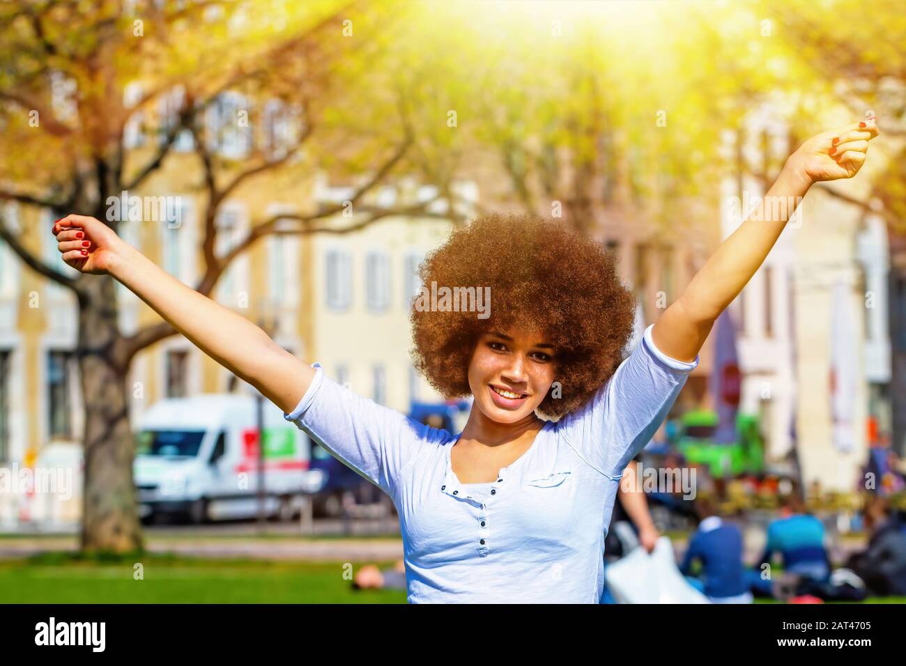 Glückliches Mädchen in der Frühlingssonne Stockfoto