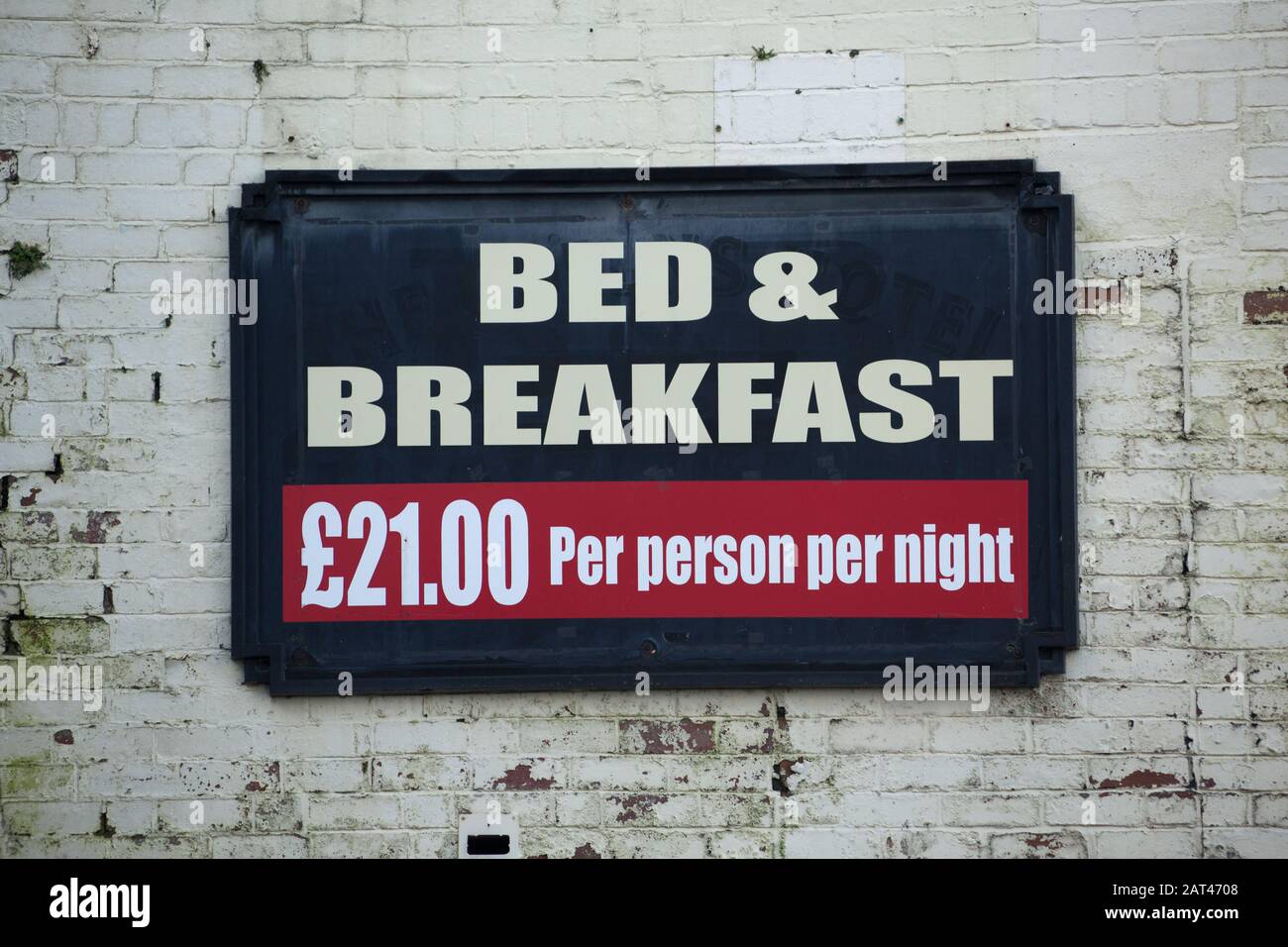 Ein Schild für Übernachtung mit Frühstück für 21 £pro Nacht. Carnforth England GB Stockfoto