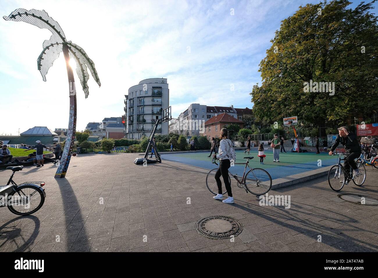 Park Fiction mit Basketballplatz und Kunstpalmen, St. Pauli, Hamburg Stockfoto