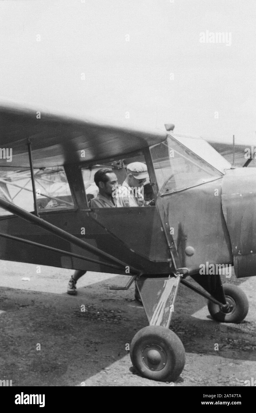 Die Gespräche mit der TNI in Tasikmalaya und Padang Nach dem Abkommen zwischen der Republik und der Ned.Indian Government fanden an etablierten Treffpunkten in den Gesprächen der Van Mook Line zwischen niederländischen und republikanischen Militärdelegationen statt. In Tasik wurden die Gespräche in einem Wohlfahrtsgebäude am Stadtrand geführt. Am Ende der Konferenz flog der Führer der republikanischen Delegation Col. Hidajat einen Auster Schlepper nach Bandoeng für weitere Diskussionen. Fahrer des Flugzeugs ist der lt-Pilot der Lsk-Ponte aus den Bosch. Datum: Januar 1948 Ort: Indonesien, Niederländisch Eas Stockfoto