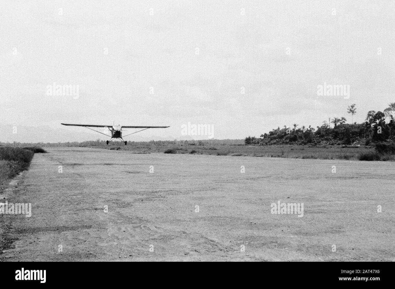 Die Gespräche mit der TNI in Tasikmalaya und Padang Nach dem Abkommen zwischen der Republik und der Ned.Indian Government fanden an etablierten Treffpunkten in den Gesprächen der Van Mook Line zwischen niederländischen und republikanischen Militärdelegationen statt. In Tasik wurden die Gespräche in einem Wohlfahrtsgebäude am Stadtrand geführt. Am Ende der Konferenz flog der Führer der republikanischen Delegation Col. Hidajat einen Auster Schlepper nach Bandoeng für weitere Diskussionen. Fahrer des Flugzeugs ist der lt-Pilot der Lsk-Ponte aus den Bosch. Datum: Januar 1948 Ort: Indonesien, Niederländisch Eas Stockfoto