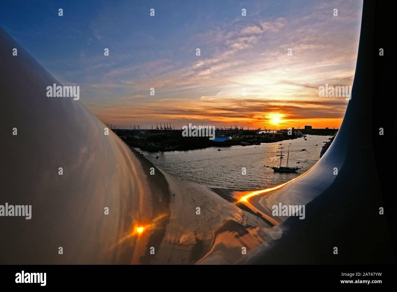 Aussichtsplattform in der Konzerthalle Elbphilharmonie im Hamburger Hafen bei Sonnenuntergang, Hamburg, Deutschland Stockfoto