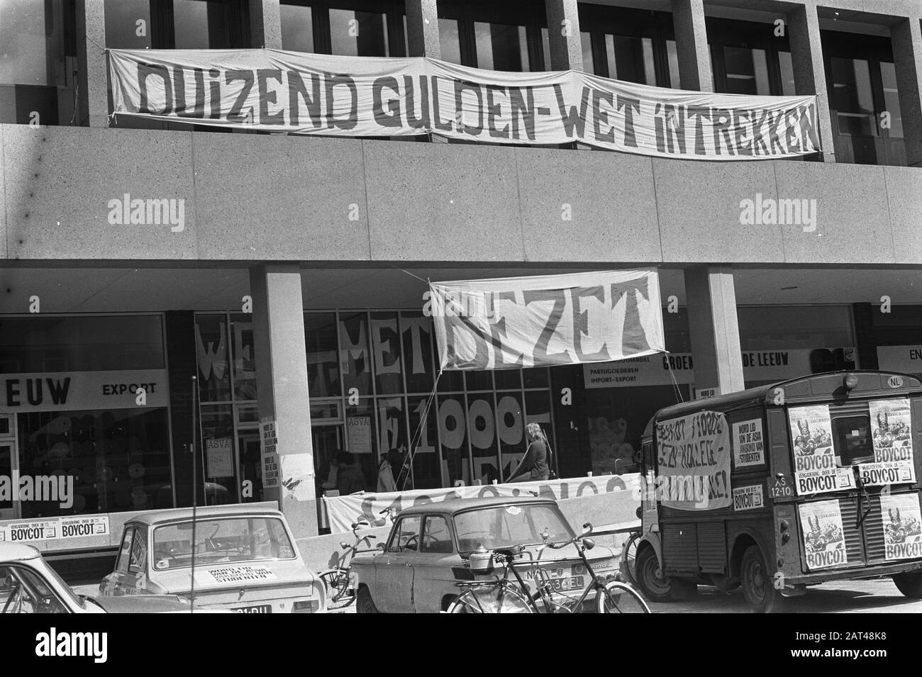 Anmeldung Zentrum Universität Amsterdam (Maupoleum) besetzt, Banner an der Fassade Datum: 24. August 1972 Ort: Amsterdam, Noord-Holland Schlüsselwörter: Demonstrationen, Banner, Studenten, Universitäten Stockfoto