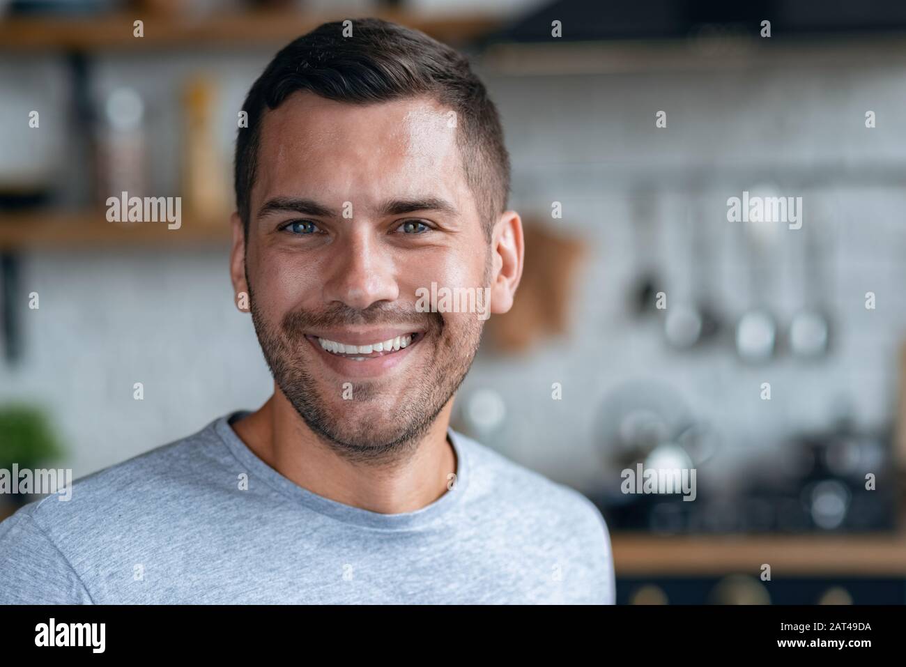 Nahaufnahme des männlichen Innenporträts von Happy man mit Blick auf die Kamera.- Bild Stockfoto