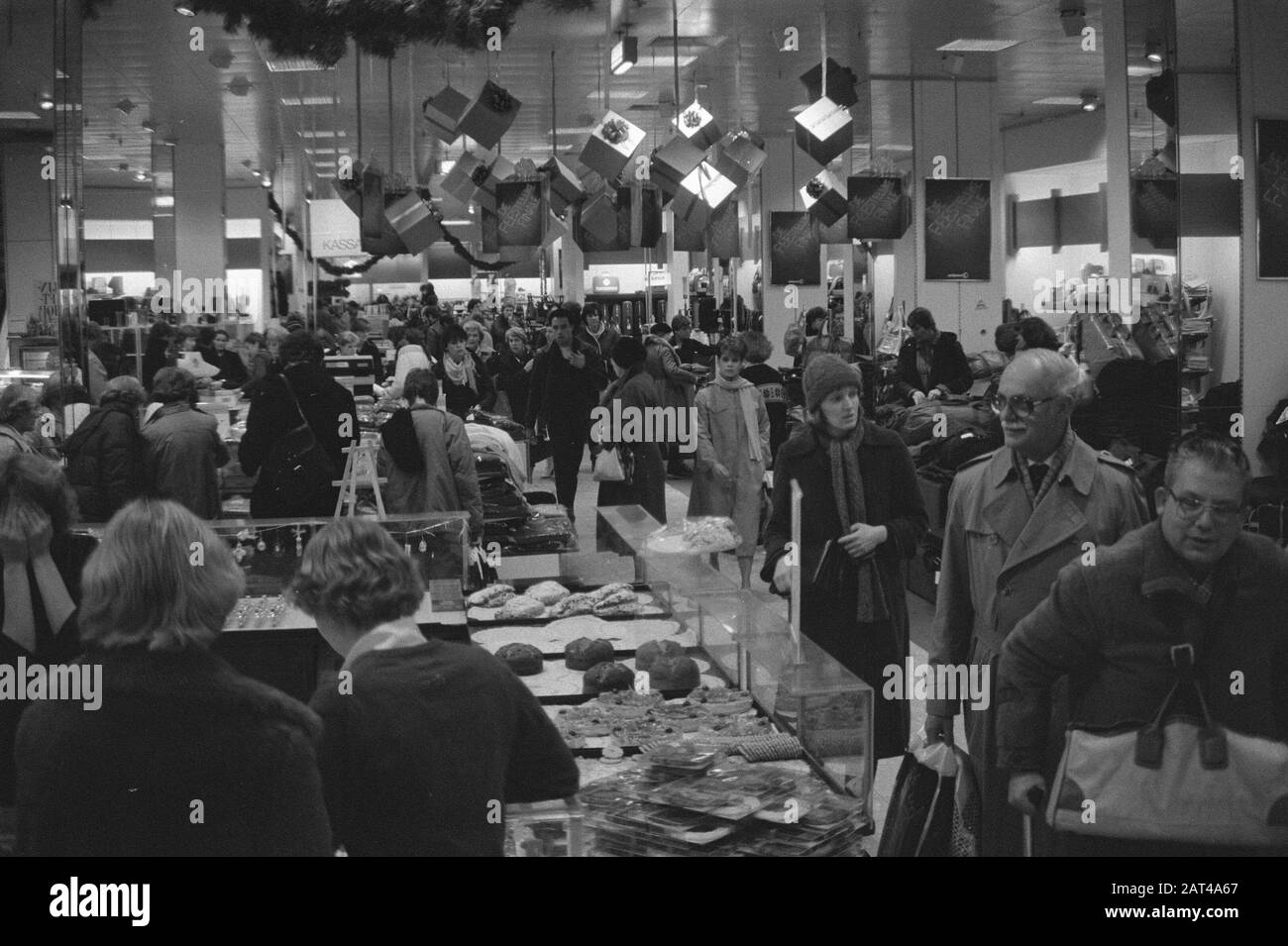 Interior Bijenkorf Datum: 9. Dezember 1981 Standort: Amsterdam} Noord-Holland Schlüsselwörter: Kaufhäuser Stockfoto