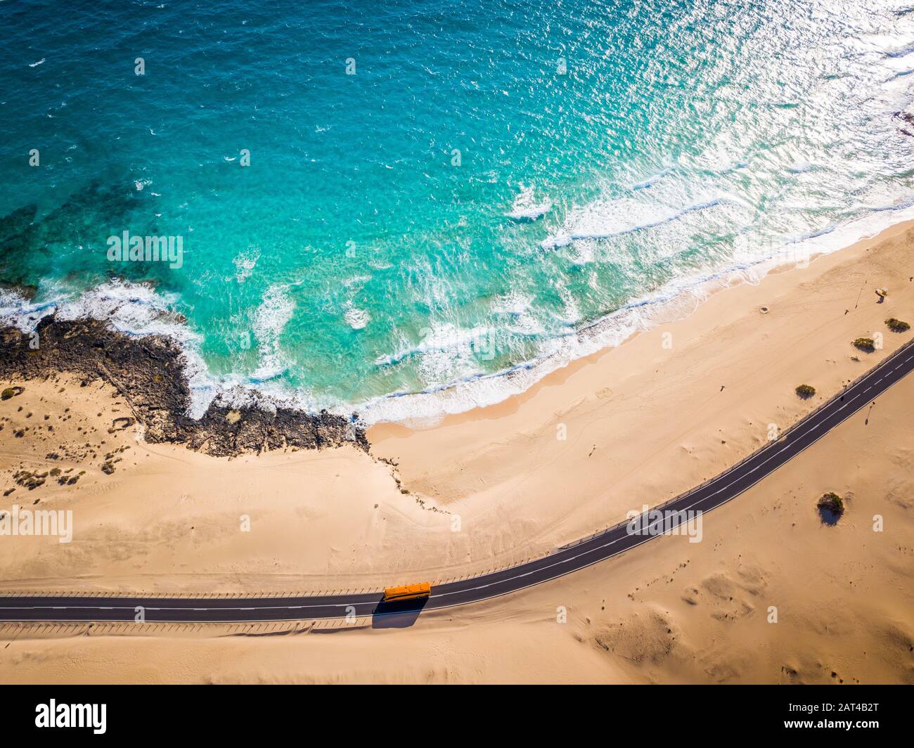 Direkt oberhalb der Busstraße und am Strand von Corralejo Sanddünen, Fuerteventura, Kanarische Inseln Stockfoto
