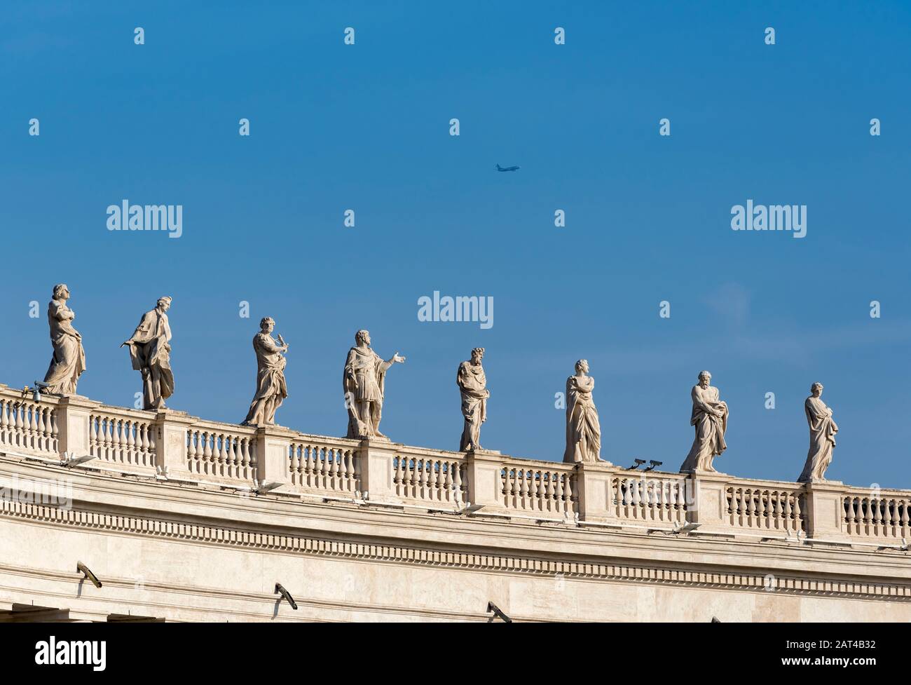 Statuen von Heiligen auf Bernini-Kolonnaden, Petersplatz, Vatikan, Rom, Italien Stockfoto