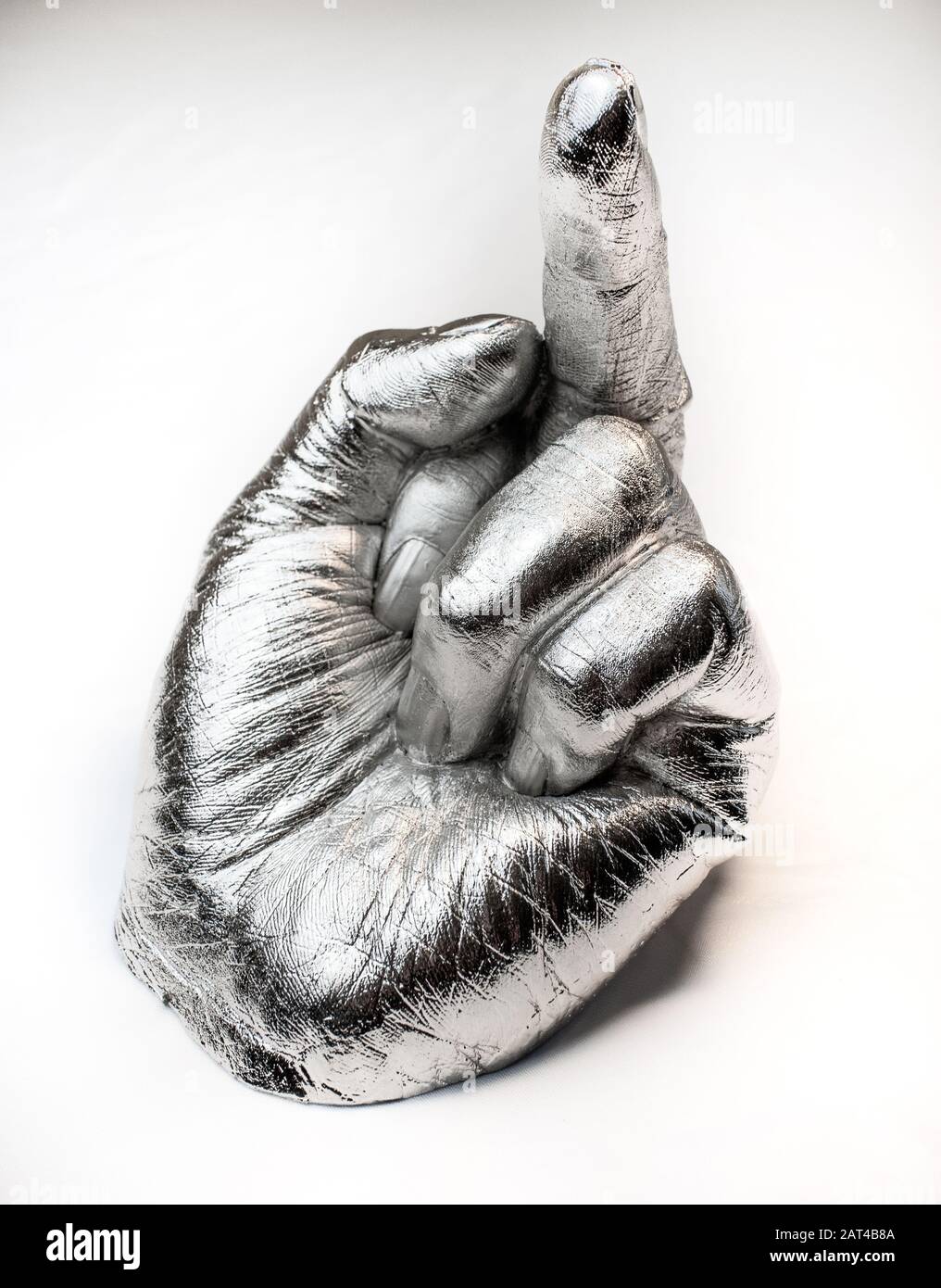Eine exklusive rhodiumbeschichtete Besetzung des Künstlers, die dem Finger des weltbekannten Künstlers Ai Weiwei den Finger gibt. Er ist chinesischer zeitgenössischer Künstler und Aktivist. Stockfoto