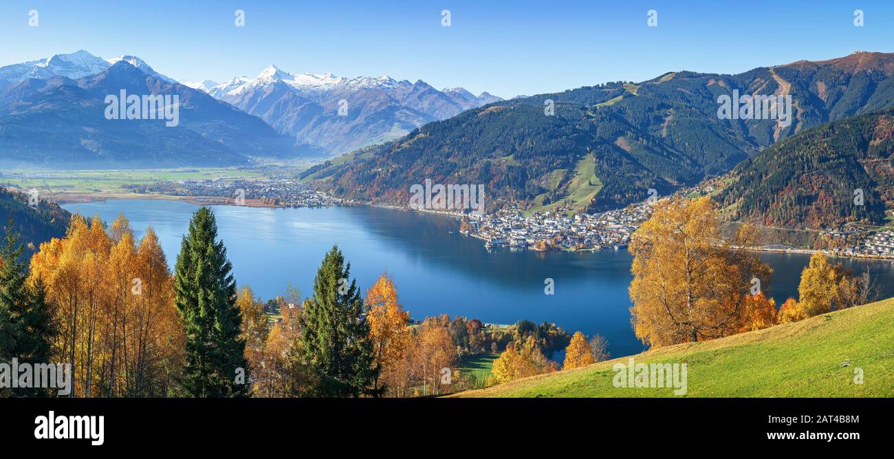 Panoramablick auf die schöne Herbstszene in den Alpen mit blauem Bergsee und berühmtem Kitzsteinhorn im Herbst, Zell am See, Salzburger Land, Österreich Stockfoto