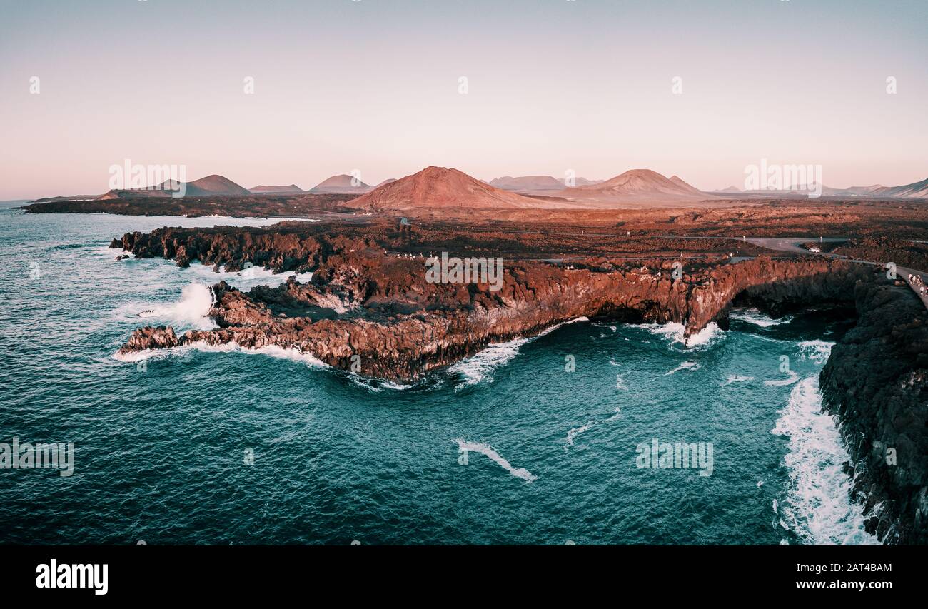 Luftbild der Lavaklippen und des Ozeans von Los Hervideros. Lanzarote, Kanarische Inseln. Stockfoto