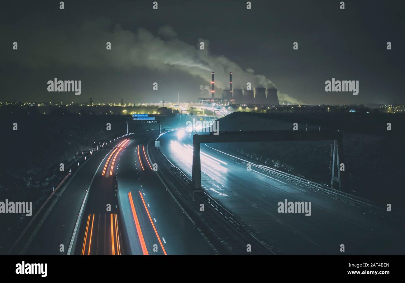 Kraftwerk Ferrybridge mit Lichtwegen auf der Doppelfahrbahn. Stockfoto