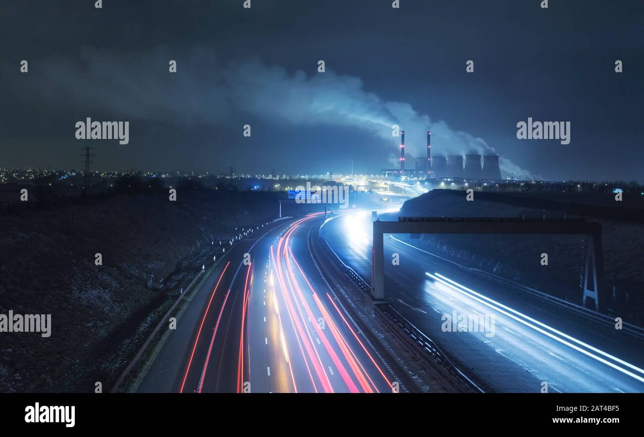 Kraftwerk Ferrybridge mit Lichtwegen auf der Doppelfahrbahn. Stockfoto