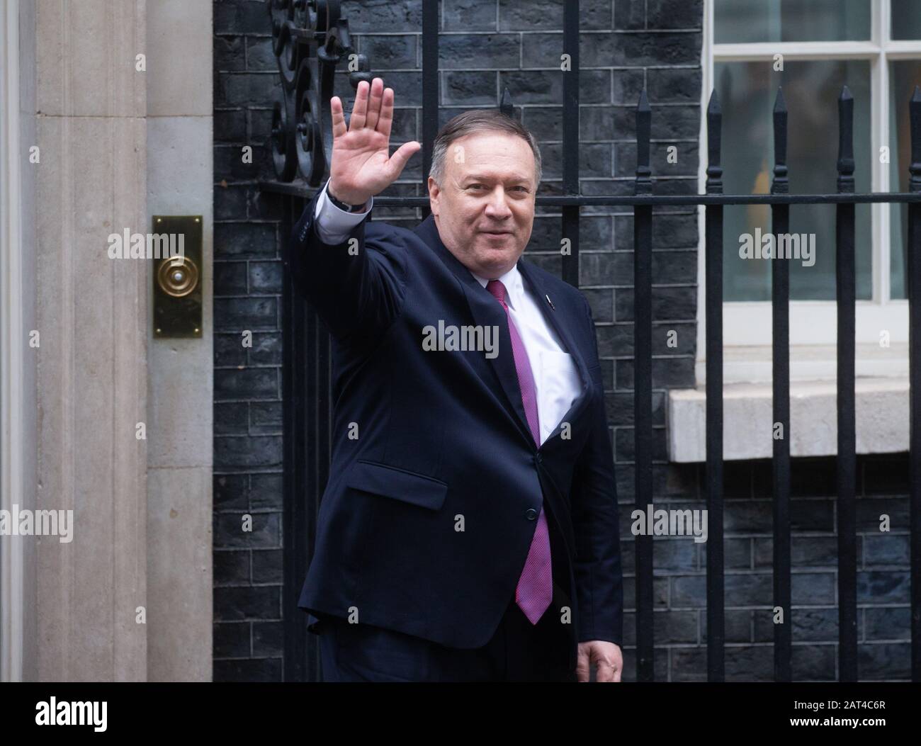 London, Großbritannien. Januar 2020. Der US-Außenminister Mike Pompeo winkt, als er nach Gesprächen mit dem britischen Premierminister Boris Johnson die Downing Street verlässt. Kredit: Tommy London/Alamy Live News Stockfoto