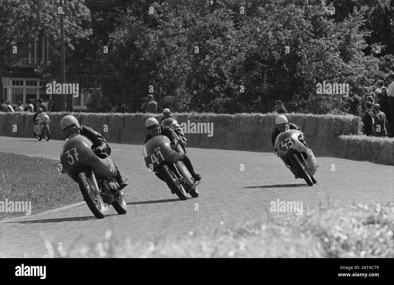 Internationale Motorradrennen in Tubbergen. Das Fahrerfeld von J. Vogelsang (Ned) (Nr. 51?), I. van Sauter (Nr. 37) (Schweiz), Kurt Guthier (Nr. 41) (W.-Deutschland) und [Text abgebrochen] Datum: 3. Juni 1963 Ort: Overijssel, Tubbergen Schlüsselwörter: Motorsport, Sport persönlicher Name: Guthier, Kurt, Sauter, I. van, Vogelsang, J. Stockfoto