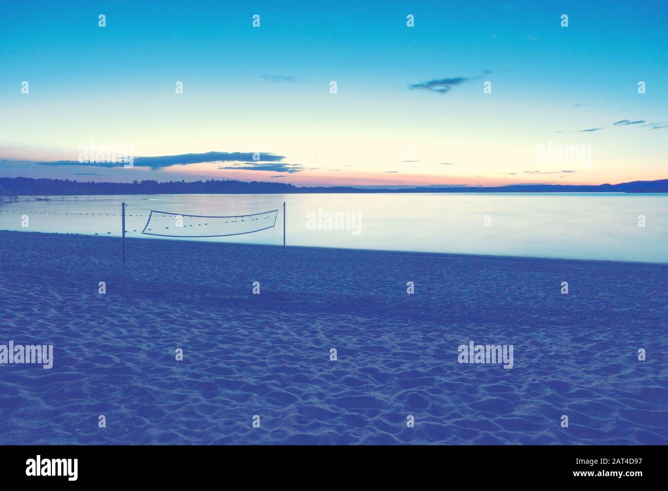 Ein schöner Sonnenuntergang am Black Bear Beach, Kanada, Petawawa, im Vordergrund ein Volleyballnetz, Pastell Tone Stockfoto