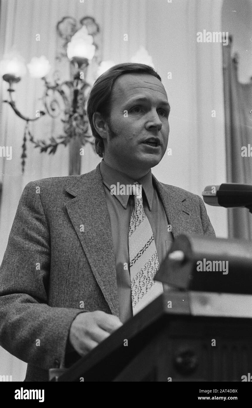 Interpellation im Unterhaus über Bewegungsteile CBS nach Heerlen, dr. J. C. Terlouw (D66) spricht (Überschrift) Datum: 24. Januar 1973 Schlüsselwörter: Interpellationen, Versetzungen Institutioneller Name: D66, Haus Stockfoto