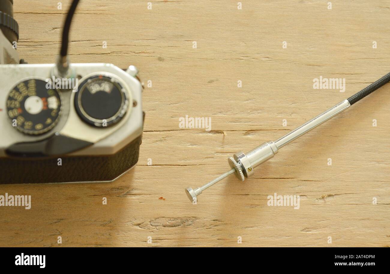 Klassisches Shutter-Kabel, das auf der Filmkamera sofort einsatzbereit ist Stockfoto