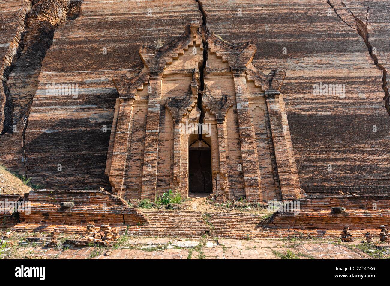 Eingang des historischen Gebäudes Mingun brach die buddhistische Stupa-Ruinen Mandalay Myanmars Stockfoto