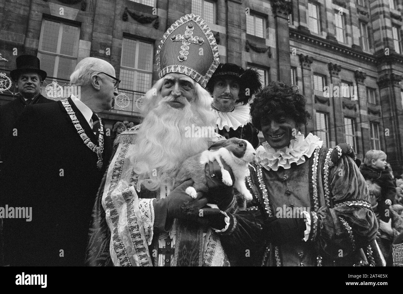 Eintritt Sinterklaas in Amsterdam; Sinterklaas mit Kaninchen am Staudamm Datum: 20. november 1976 Ort: Amsterdam, Noord-Holland Schlüsselwörter: Sinterklaas, Eintrag, sint nicolaas Stockfoto