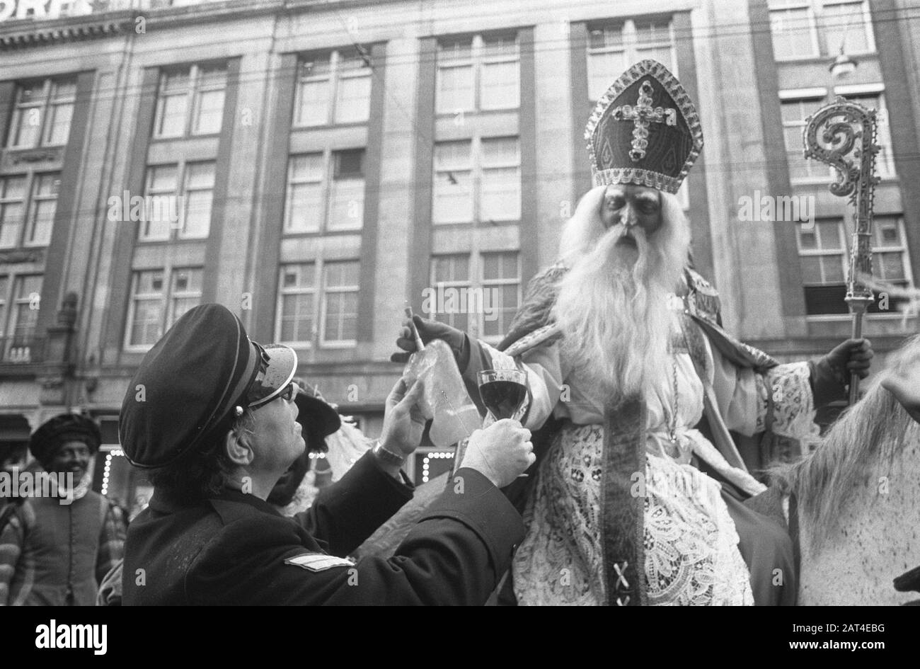 Eintritt St. Nikolaus in Amsterdam; St. Nikolaus bekommt Agentengebläse, nachdem er Bisschopswijn getrunken hat Datum: 16. November 1974 Ort: Amsterdam, Noord-Holland Schlüsselwörter: Agenten, Einträge Personenname: Sinterklaas Stockfoto