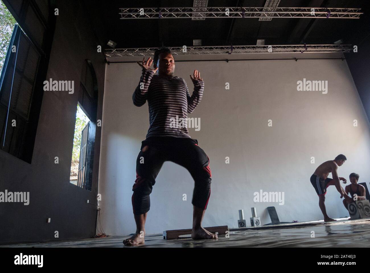 Battambang, Kambodscha, Asien: Ein Schauspieler des Phare Ponleu-Selpak-Circus probt die Aufführung der Abendschau Stockfoto