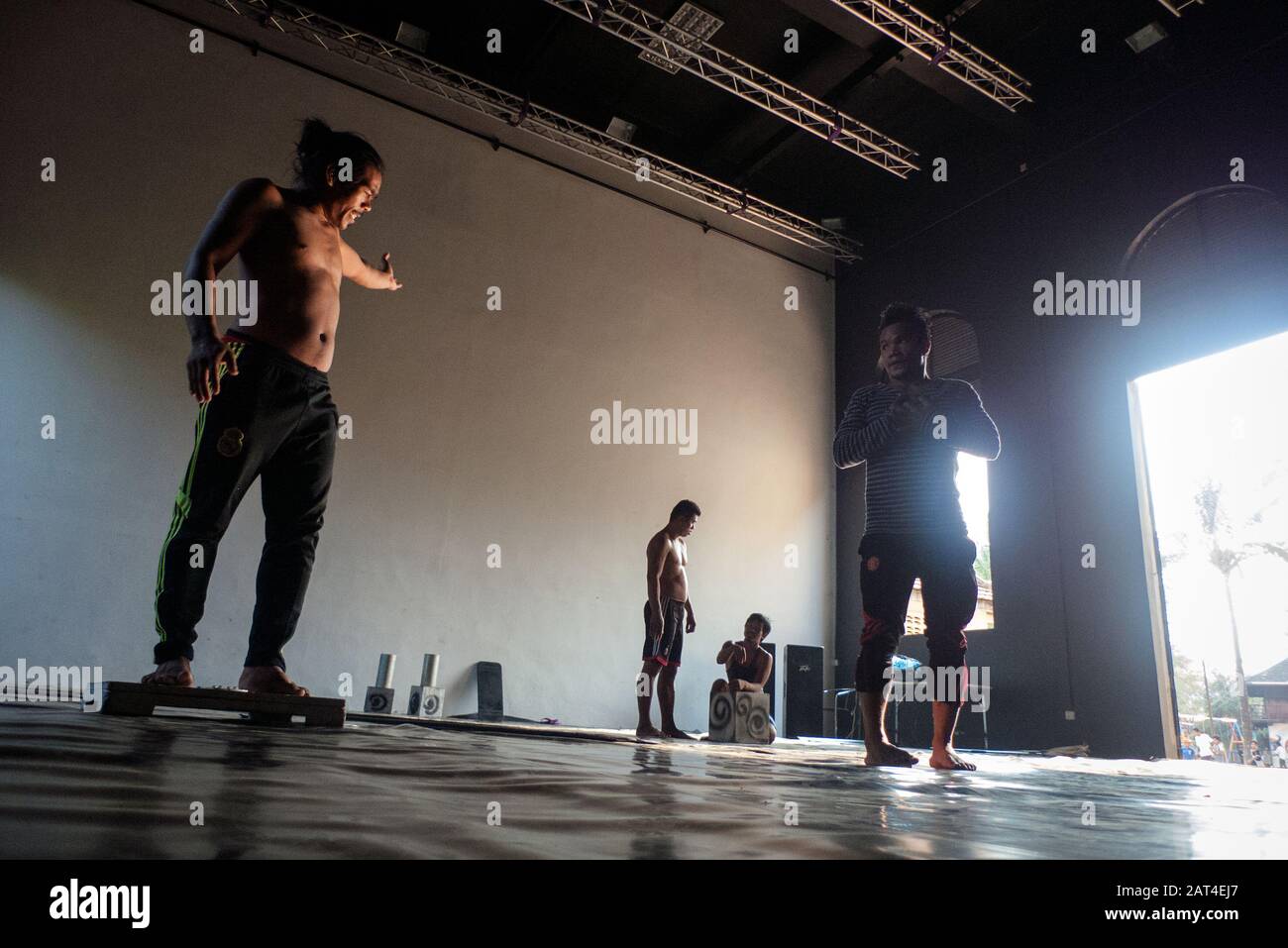 Battambang, Kambodscha, Asien: Ein Schauspieler des Phare Ponleu-Selpak-Circus probt die Aufführung der Abendschau Stockfoto