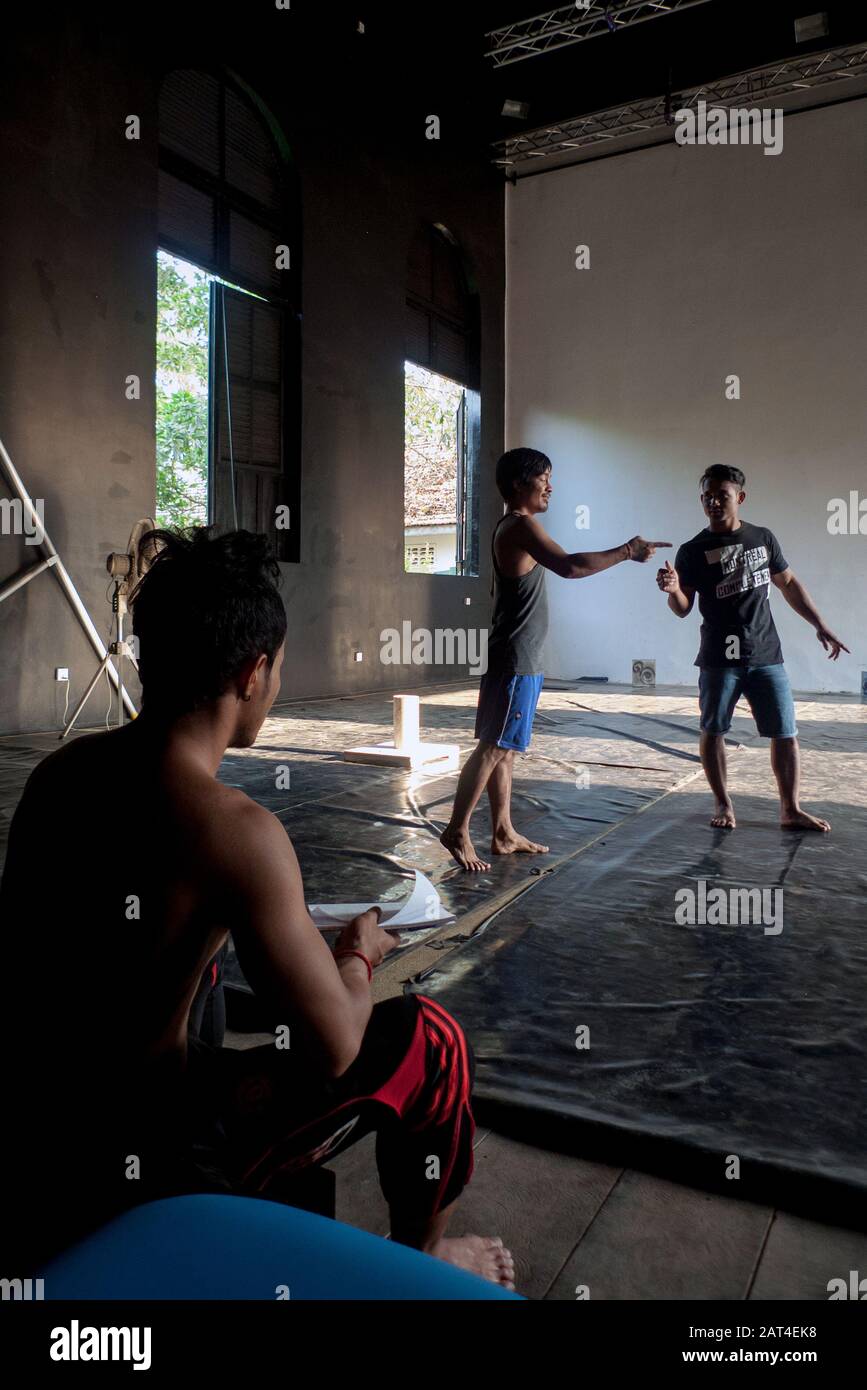 Battambang, Kambodscha, Asien: Zwei Schauspieler des Phare Ponleu-Selpak-Circus Proben die Aufführung der Abendschau Stockfoto