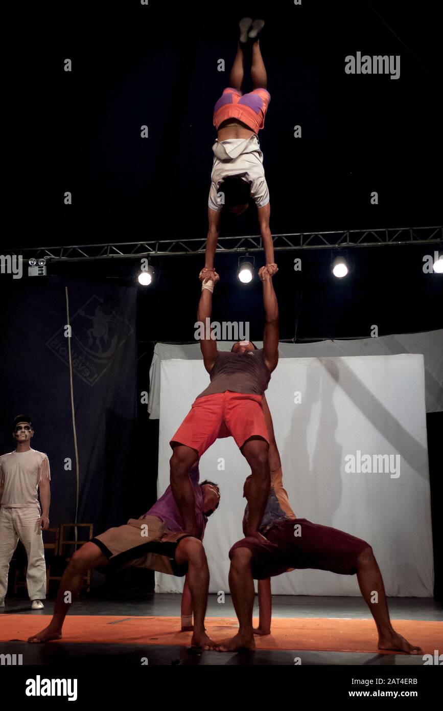 Battambang, Kambodscha, Asien: Eine Gruppe von Akrobaten des Phare Ponleu-Selpak-Circus während einer Vorstellung in der Abendschau Stockfoto