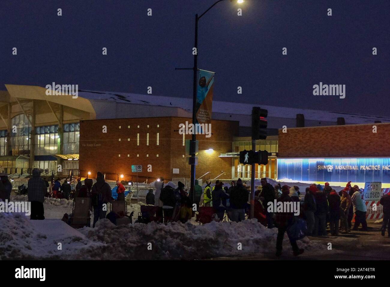 30. Januar 2020, City, Iowa, U.S: Die Menschen warten Stunden vor dem Drake University knapp Center, bevor Präsident DONALD TRUMP während einer Wahlwiederholung am 30. Januar 2020 dort sprechen soll. Die Menge begann sich gestern am Tag zu sammeln und einige kampierten über Nacht in 20 Grad Temperaturen auf der Straße, um sich in der Nähe des Kopfes der Aufnahmelinie zu befinden. Eintrittskarten wurden in der Linie angeboten - zuerst serviert und ein Ticket ist keine Garantie für den Eintritt in die Veranstaltung. Das knapp Center fasst 7152 Personen. (Bild: © Fritz Nordengren/ZUMA Draht) Stockfoto