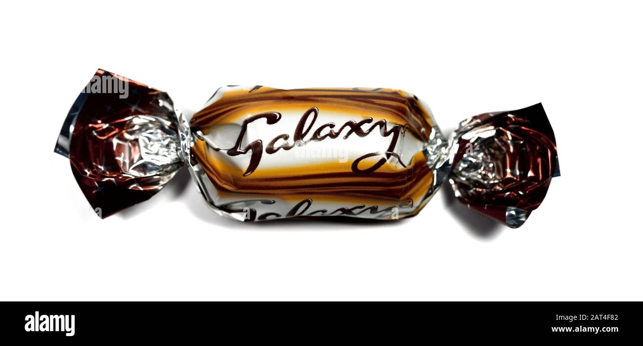 Mars-Feiern, Galaxienschokolade, süß verpackt, Süßwaren, Nahaufnahme, Makro, weißer Hintergrund Stockfoto