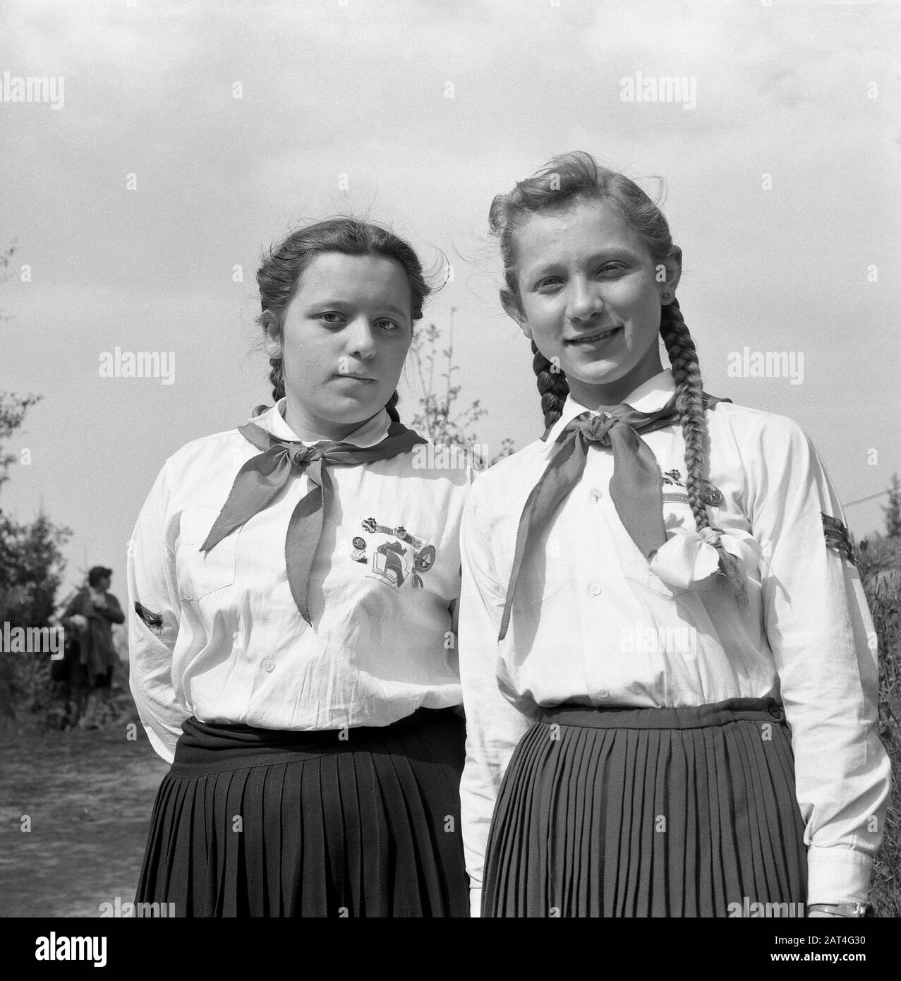 Pionier-Kongress in Nachod, Tschechien (ehemalige Tschechoslowakei), Mai 1959. Zwei stolze Mädchen mit Geflechten in Pionieruniformen mit roten Schals. Stockfoto