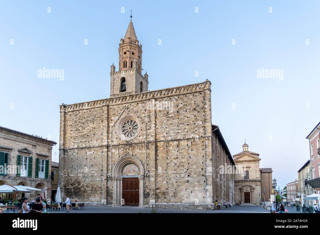 Atri, Teramo, Italien, August 2019: Kathedrale von Atri, Basilika Santa Maria Assunta, Nationaldenkmal seit 1899, Gotische Architektur. Stockfoto