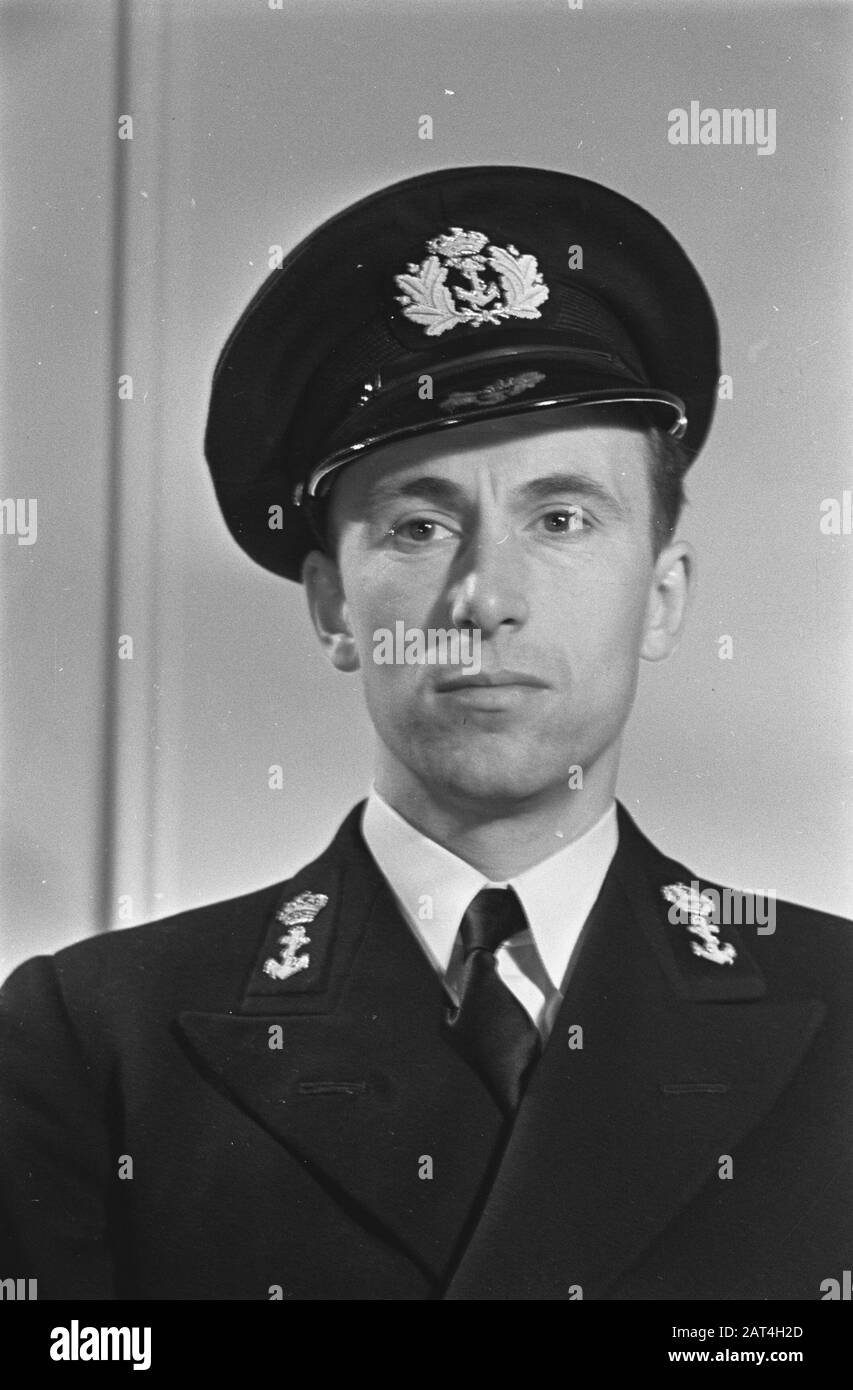 Jan H. Hoowe, Leutnant ter zee 3. Klasse S.D. offizieller Kriegskünstler Anmerkung: Hoowe war Maler und Lehrer Datum: 1944 Ort: Großbritannien, London Schlagwörter: Künstler, Marine, Offiziere, Porträts, Maler, Weltkrieg persönlicher Name: Hoowe, Jan Hendrik Stockfoto