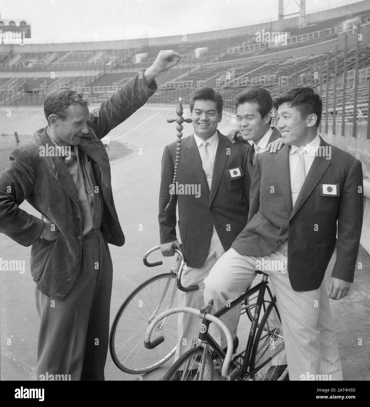 Ankunft erste Fahrer der Rad-Weltmeisterschaft, von links der Japaner Yoschida Takend Hirabayshi, HezelendoornArrival erste Fahrer der Rad-Weltmeisterschaft, von links der Japaner Yoschida Takend Hirabayshi, Hijzelendoorn; Stockfoto
